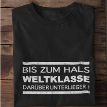 Lade das Bild in den Galerie-Viewer, Bis zum Hals weltklasse T-Shirt
