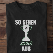 Lade das Bild in den Galerie-Viewer, So sehen Sieger aus | Kinder T-Shirt
