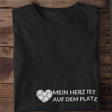 Lade das Bild in den Galerie-Viewer, Auf dem Platz T-Shirt
