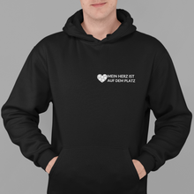 Lade das Bild in den Galerie-Viewer, Auf dem Platz  - Unisex Kapuzenpullover Hoodie
