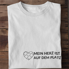 Lade das Bild in den Galerie-Viewer, Auf dem Platz T-Shirt
