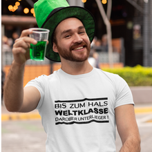 Lade das Bild in den Galerie-Viewer, Bis Zum Hals Weltklasse  T-Shirt
